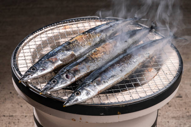 七林の木炭焼きザウリ。日本の秋の味。 - 焼き魚 ストックフォトと画像