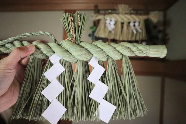 新しい日本のしめ縄を持つ人 - 神社 ストックフォトと画像