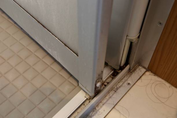 dirt on the rail of the bathroom folding door. - 風呂カビ ストックフォトと画像