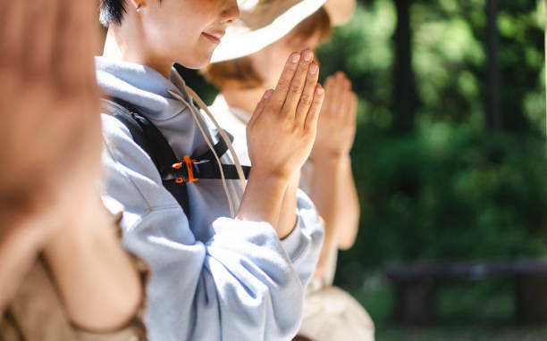 日本を旅行するバックパッカー。 - 神社 ストックフォトと画像