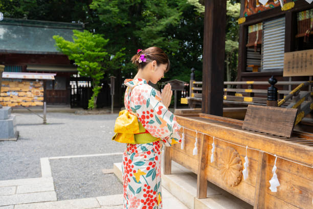 浴衣を着た美しい女性が神社を散歩している。 - 神社 ストックフォトと画像