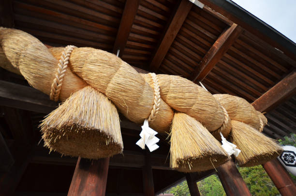 神聖なわら縄の前で、祈りホールの出雲大社 - 神社 ストックフォトと画像