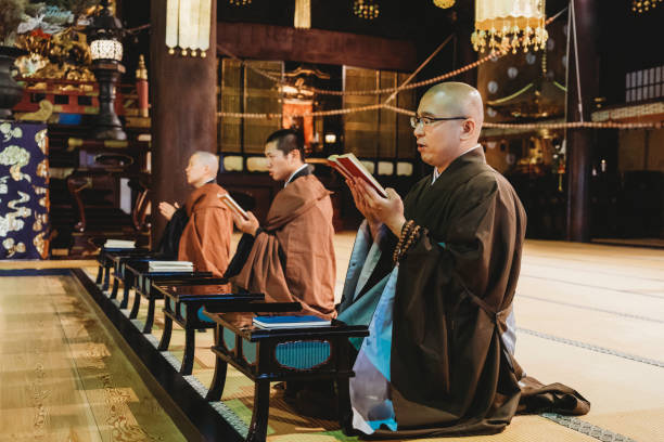 僧侶誇る日本の寺では、 - 神社 ストックフォトと画像