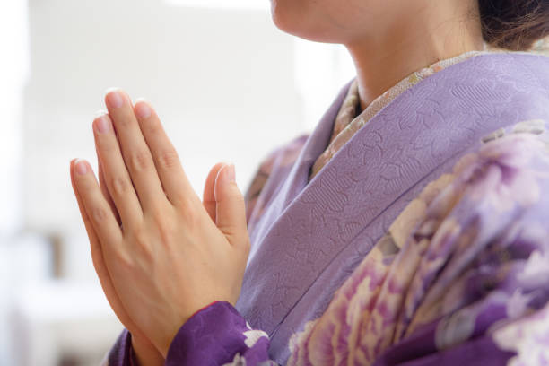 着物を着て日本の女性崇拝します。 - 神社 ストックフォトと画像