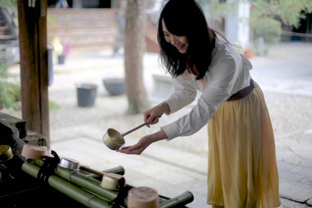 京都の神社で手を洗う若い女性 - 神社 ストックフォトと画像