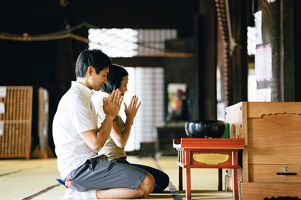 日本人夫婦を誇る仏教寺院 - お参り ストックフォトと画像