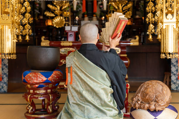 仏壇で祈る僧侶のイメージ素材 - お寺 ストックフォトと画像