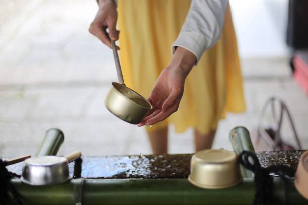 京都の神社で手を洗う若い女性 - 神社手洗い ストックフォトと画像