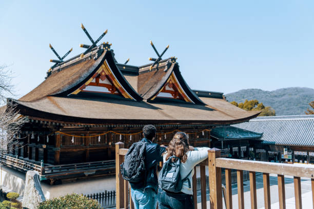 休暇中に日本の神社を訪れる2人の観光客 - 神宮 ストックフォトと画像